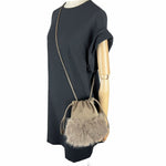 Load image into Gallery viewer, 【中古】ドゥロワー Drawer ノベルティ 巾着ショルダーバッグ ファー付き ベージュ ロゴ刺繍 非売品 i1222h00611
