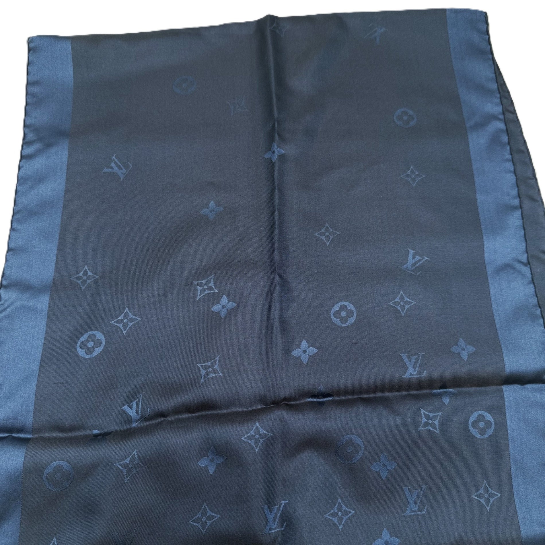 【中古】ルイヴィトン LOUIS VUITTON シルクスカーフ モノグラム 光沢 上品 ネイビー 紺 i0710lq003187