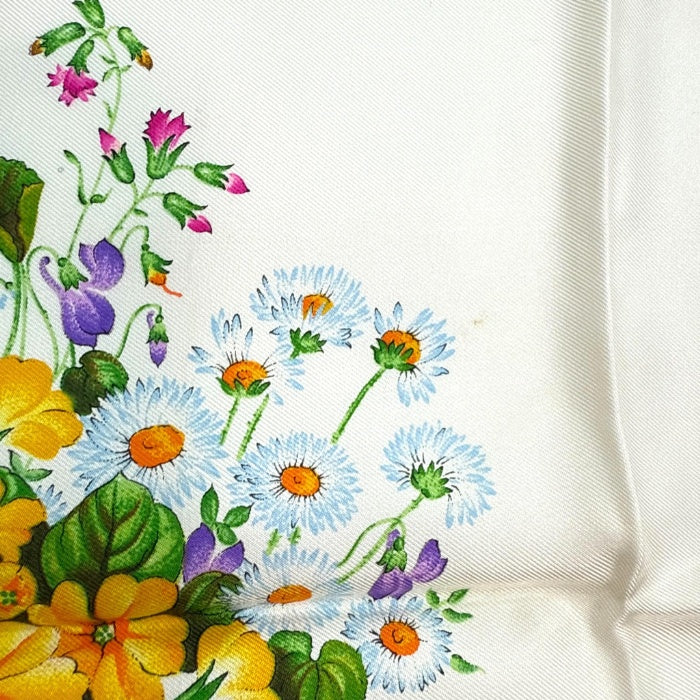 【中古】グッチ GUCCI スカーフ 花束柄 バイカラー 可愛い 小花 カラフル オフホワイト ダークピンク i0727tq02410