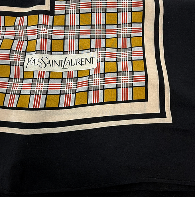 【中古】Yves Saint Laurent イヴサンローラン スカーフ シルク ネイビー系 チェック柄 スクエア 大判 レディ i0810oq0102